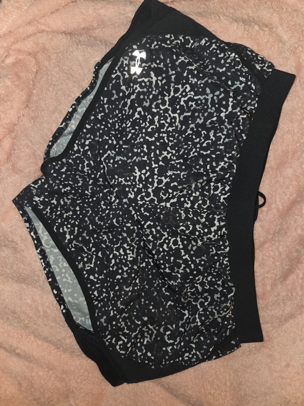 Black & White Womens Under Armour Heatgear Shorts Sz Lrg